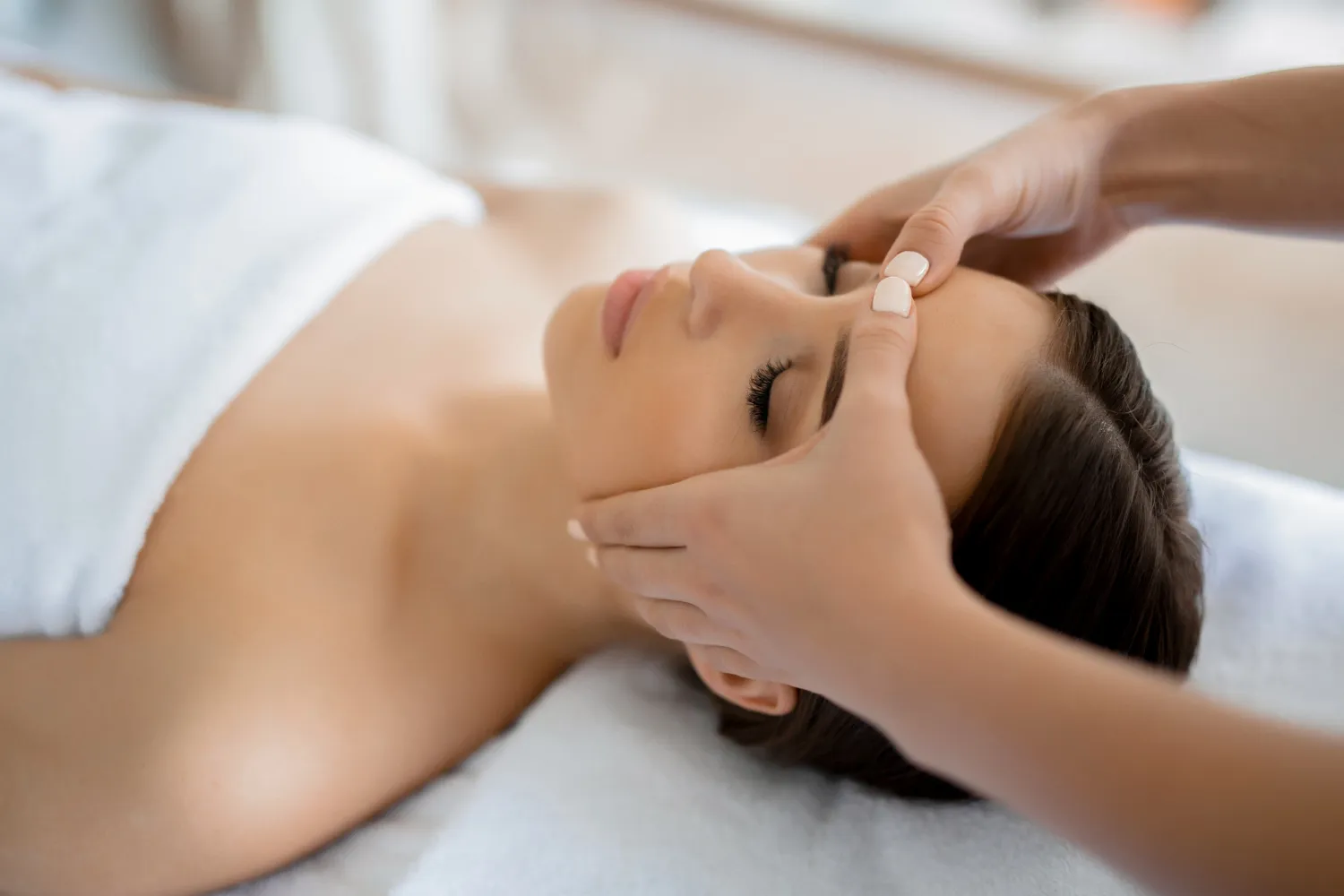 Terapeuta realizando técnicas de lifting facial
